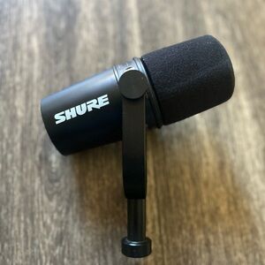 Shure MV7+